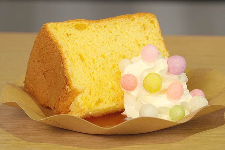 奥久慈たまごのシフォンケーキ茨城県産いちごソース添え