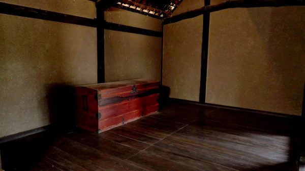 母屋の納戸