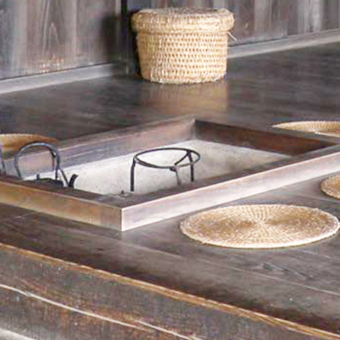 母屋の座敷の囲炉裏