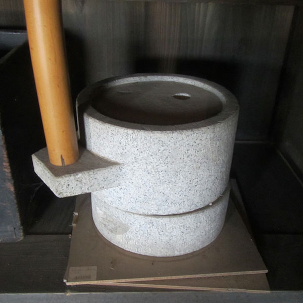 母屋の台所の石臼