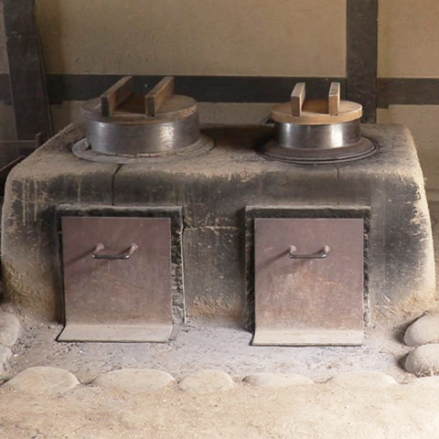 母屋の台所のかまど