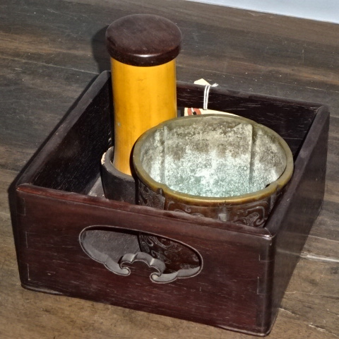 奥の屋の奥座敷の民具(煙草盆)