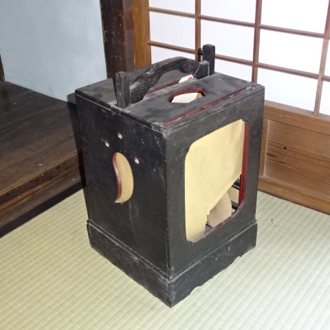 奥の屋の奥座敷の民具(行灯)