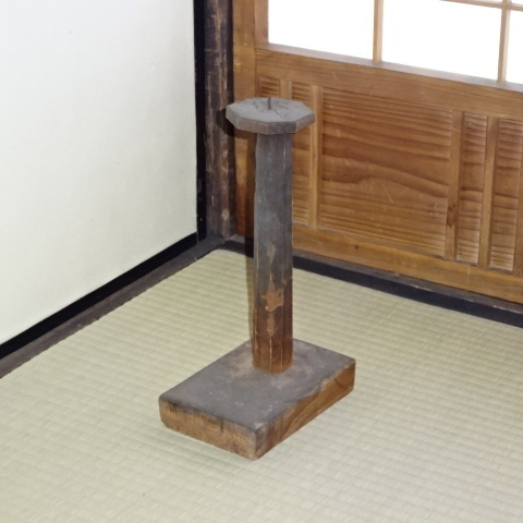 奥の屋の奥座敷の民具(燭台)