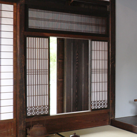 奥の屋の奥座敷の民具(付け書院)