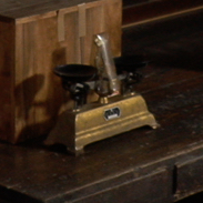 奥の屋の十二畳の民具(天秤ばかり)