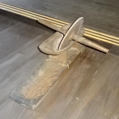 奥の屋の十二畳の民具(薬研)