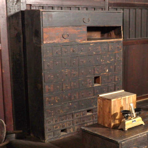 奥の屋の十二畳の民具(薬箪笥)