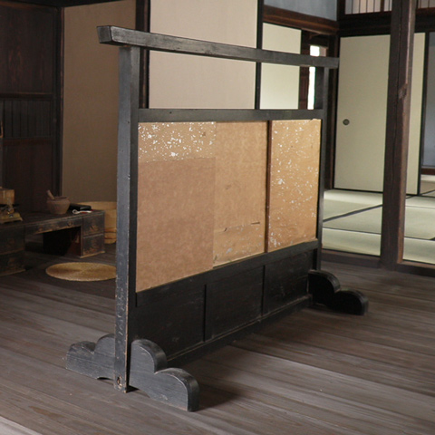 奥の屋の十二畳の民具(衝立)