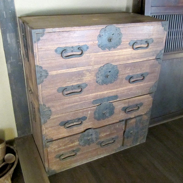 奥の屋の部屋の民具(箪笥)