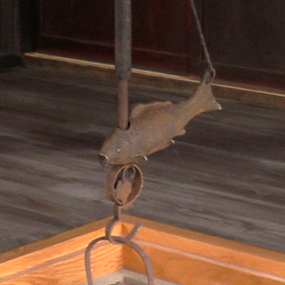 奥の屋の茶の間の民具(自在カギ)