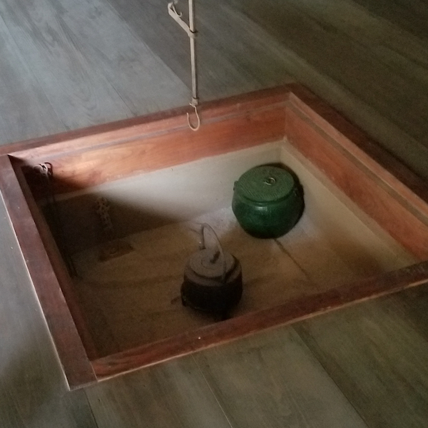 奥の屋の板の間の民具(囲炉裏)