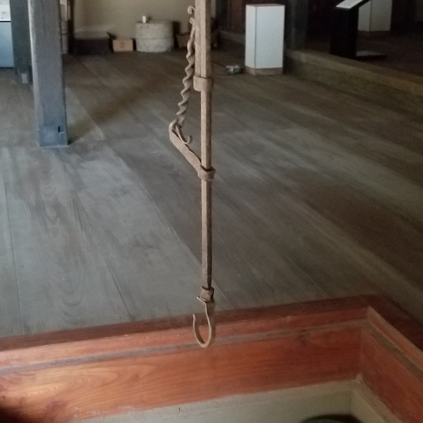 奥の屋の板の間の民具(自在カギ)