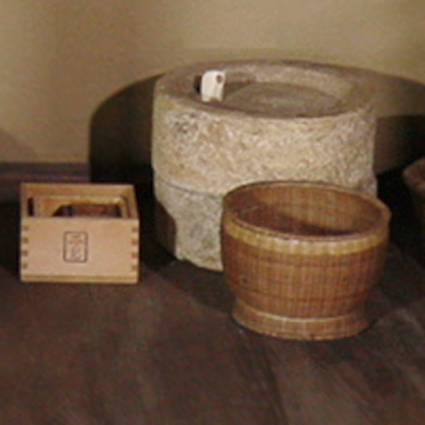 奥の屋の勝手の民具(石臼)