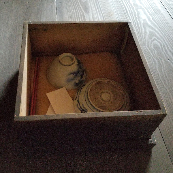 奥の屋の勝手の民具(箱膳)