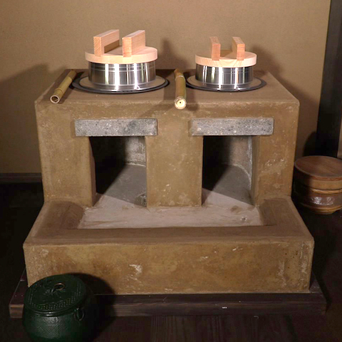 奥の屋の勝手の民具(置きかまど)