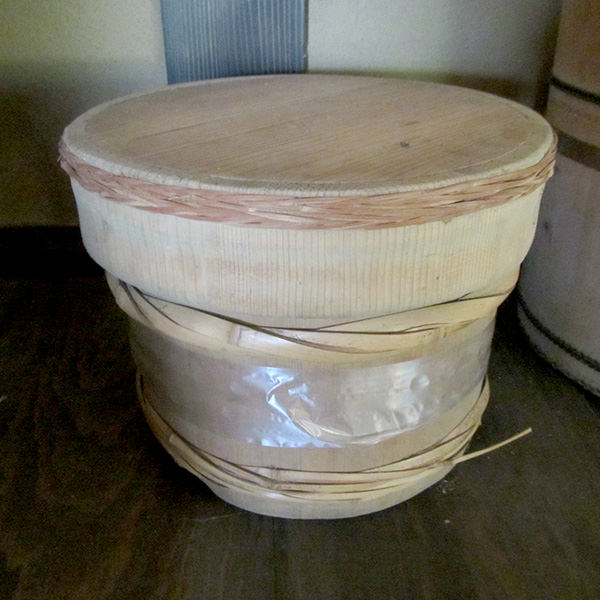 奥の屋の勝手の民具(おひつ)