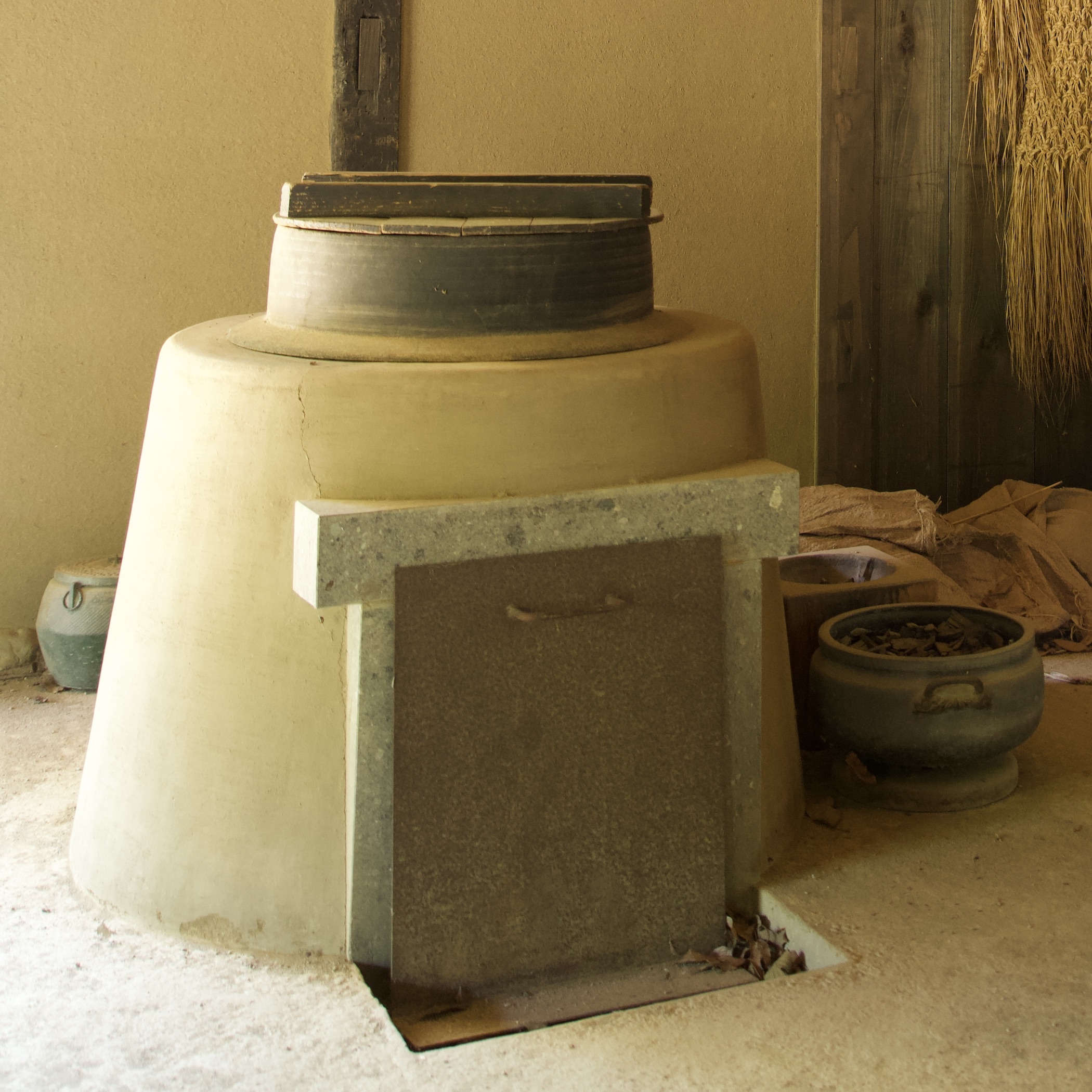 奥の屋の土間の民具(馬かまど)