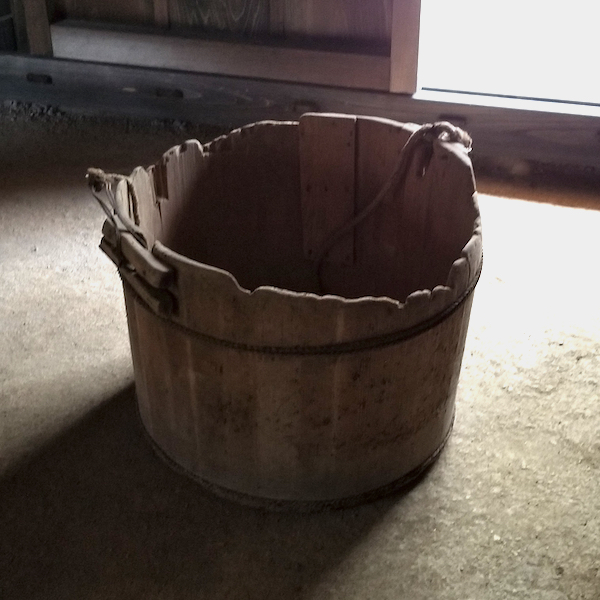 奥の屋の馬屋の民具(飼い葉おけ)