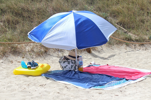 持込禁止_0018_突き刺すタイプのビーチパラソル