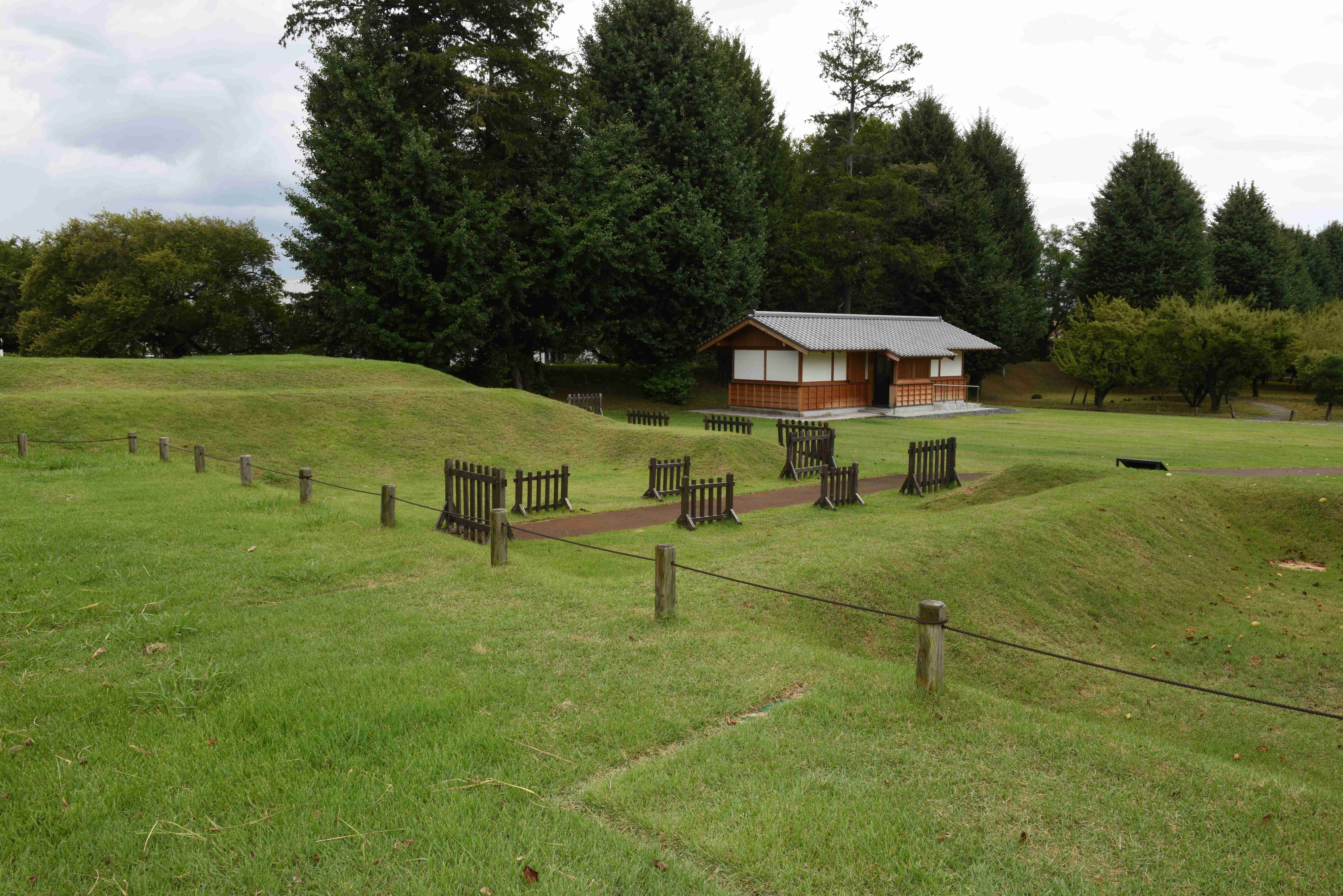 復元された土塁も見学できる