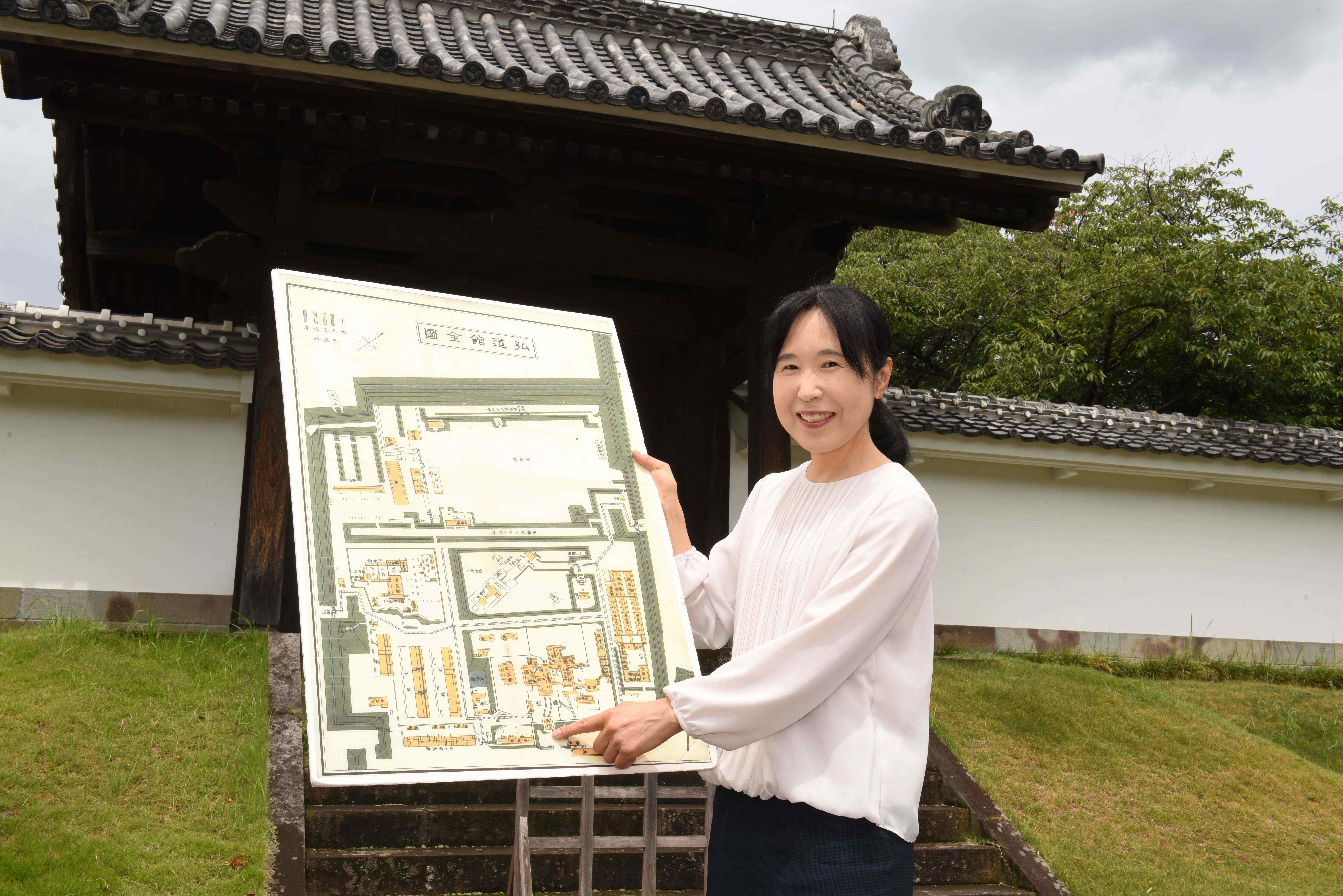 「弘道館全図」を持つ小圷さん