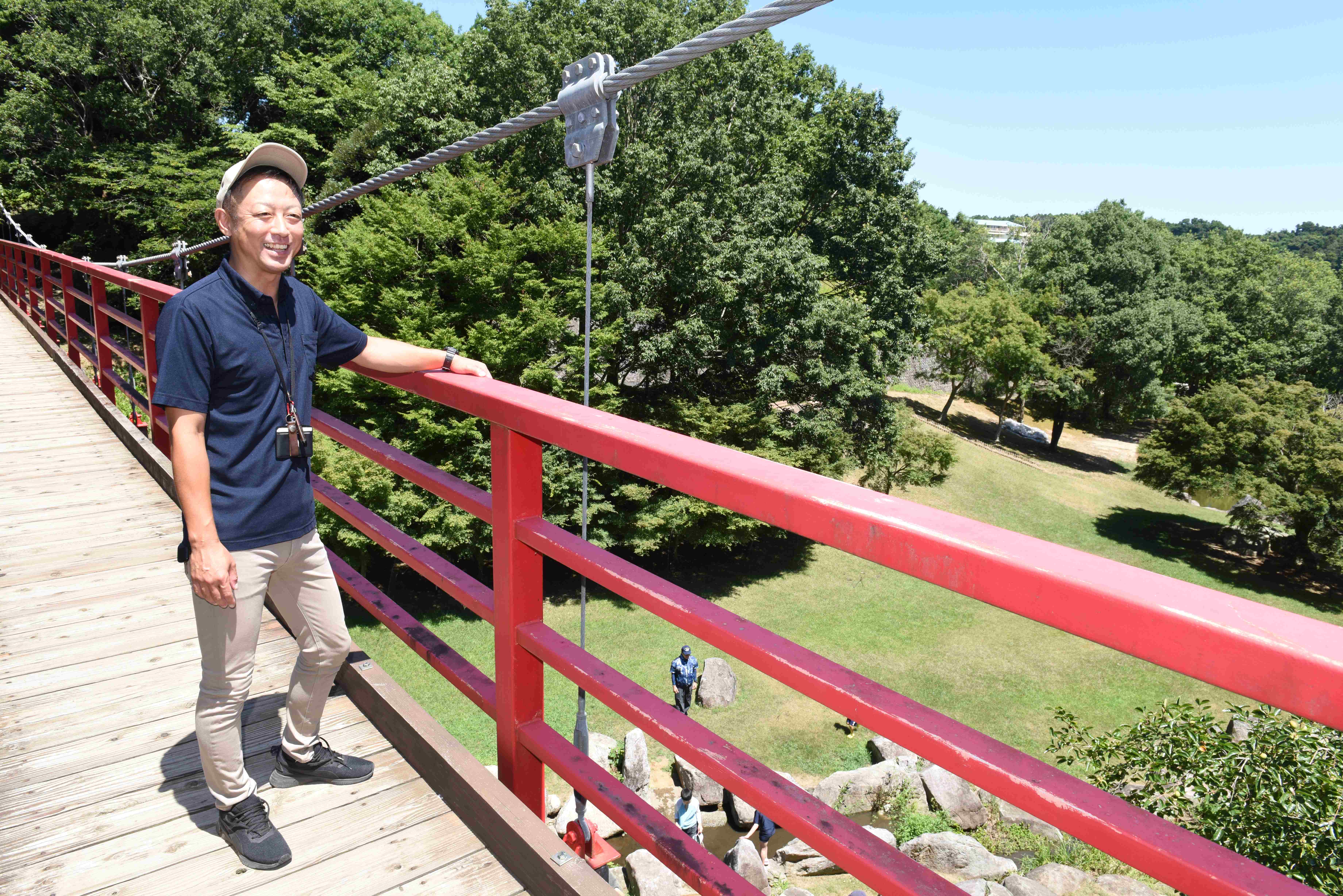 広場を一望できる赤色のつり橋「イトトンボ橋」