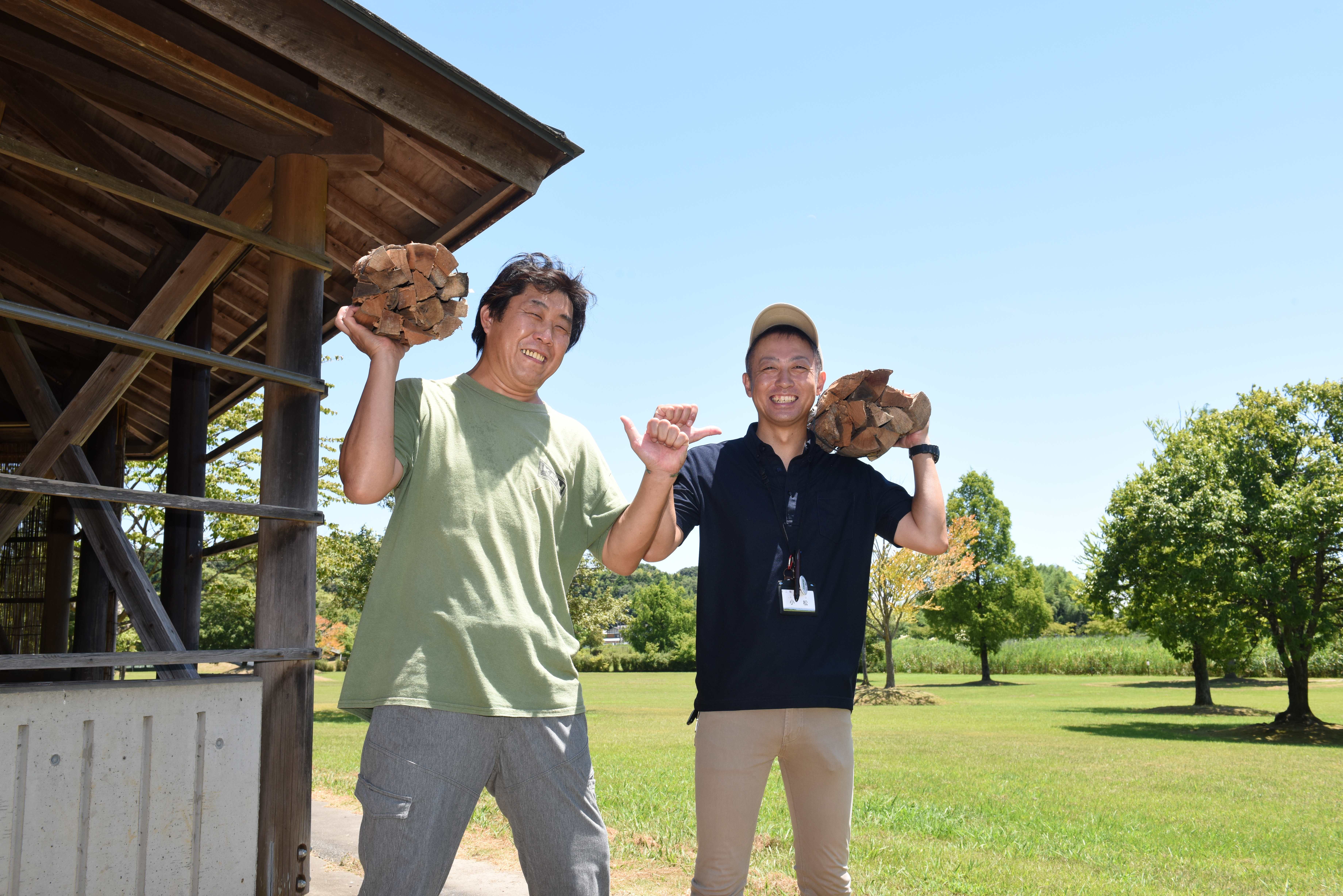 「キャンプのことなら、お任せあれ!」。キャンプ場の管理人の小林修身さんと小松さん