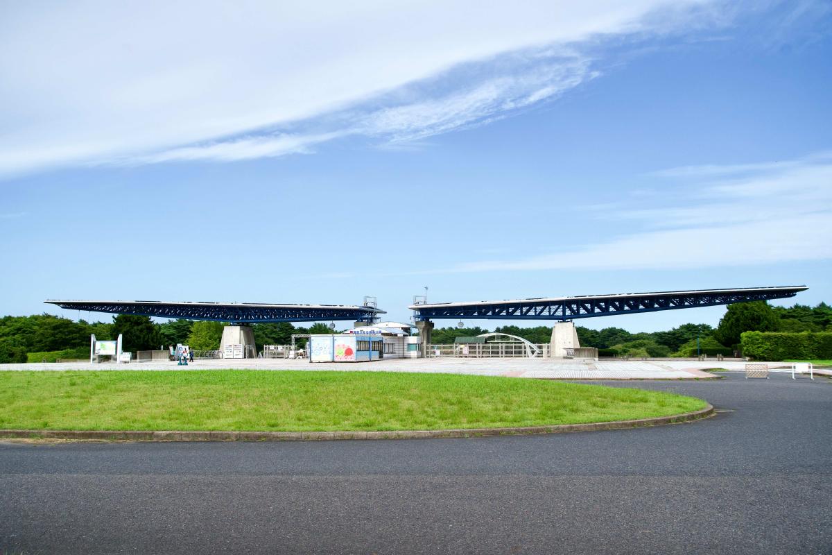 西口・翼のゲートの紹介