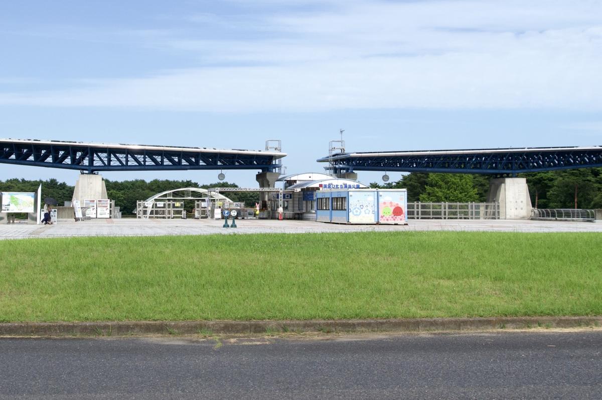 西口・翼のゲート (2)