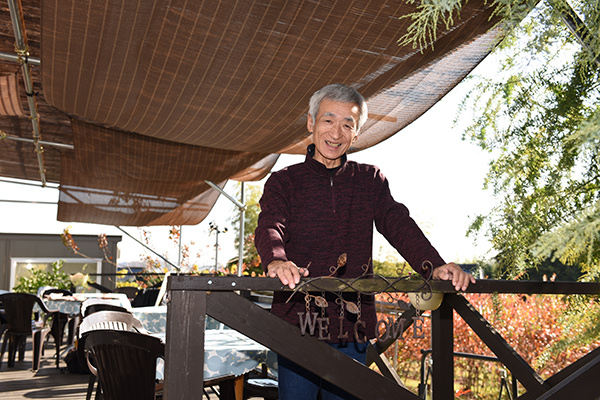 カフェに立つ小口さん