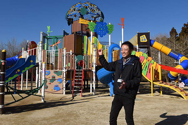 「ひぬまあじさいランド」の前で、小松さん