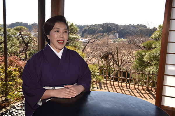 カフェの魅力を話す森さん