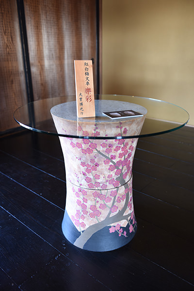 梅の花をあしらったオブジェ