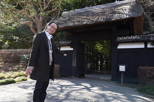 表門の前で、解説を始めた瀬戸さん