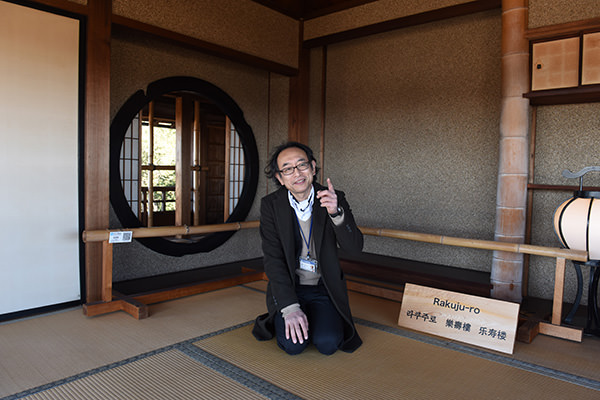 「こんなところにハート型が！」と指さす小圷さん